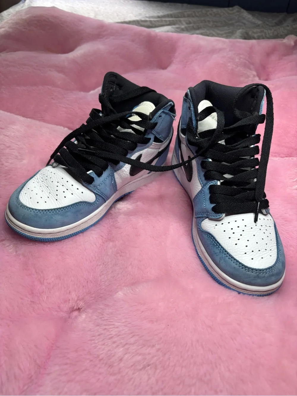 Nike Mid-Top Sneakers in Light Blue, White & Black